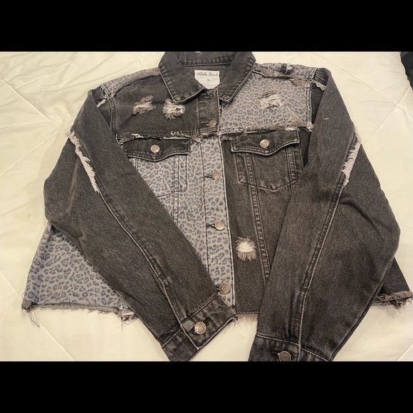 New without Tags White Birch Distressed Denim Jacket with Animal Print Size S - Picture 3 of 4